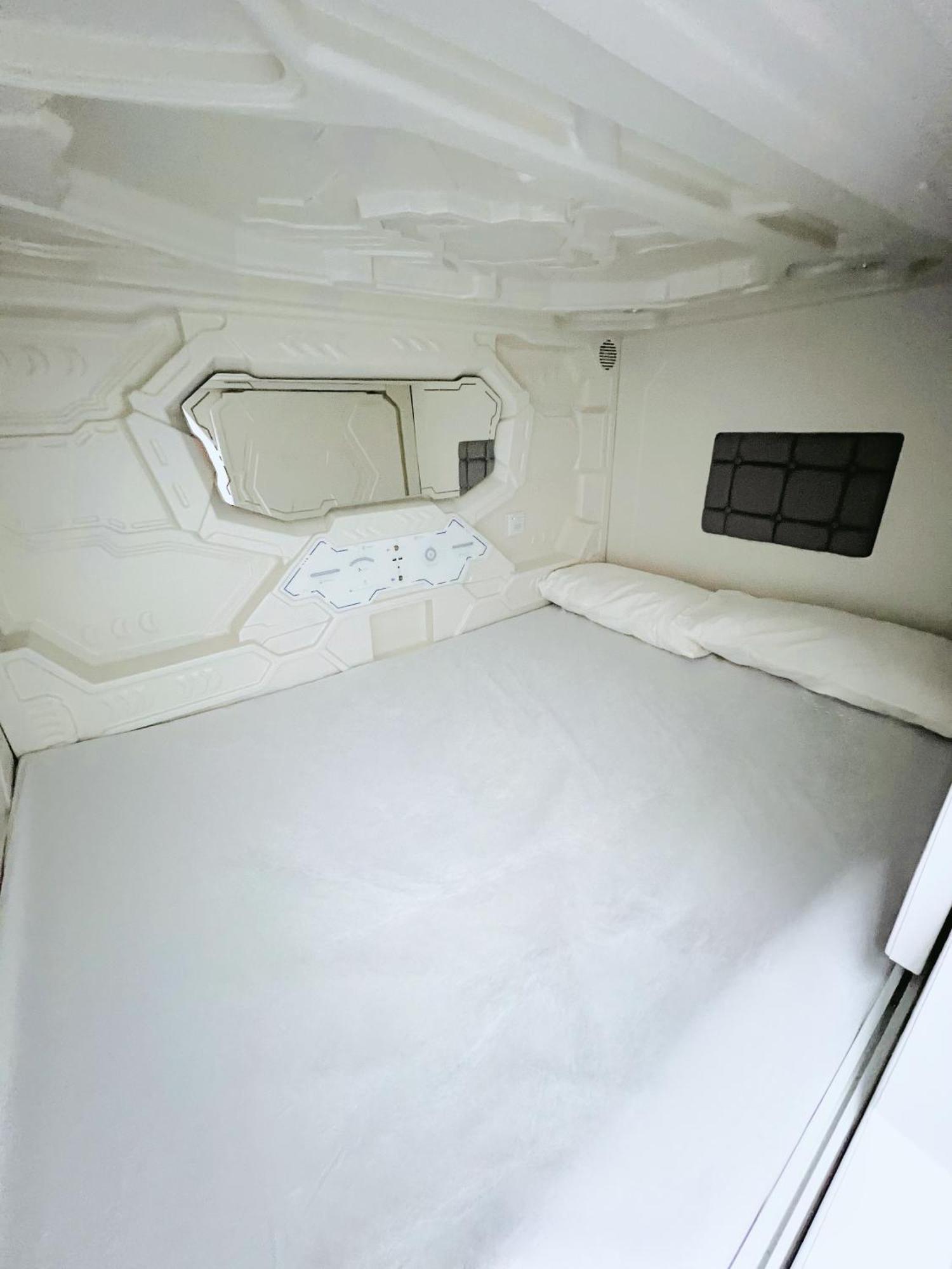 Hostel Space Capsule มาดริด ภายนอก รูปภาพ