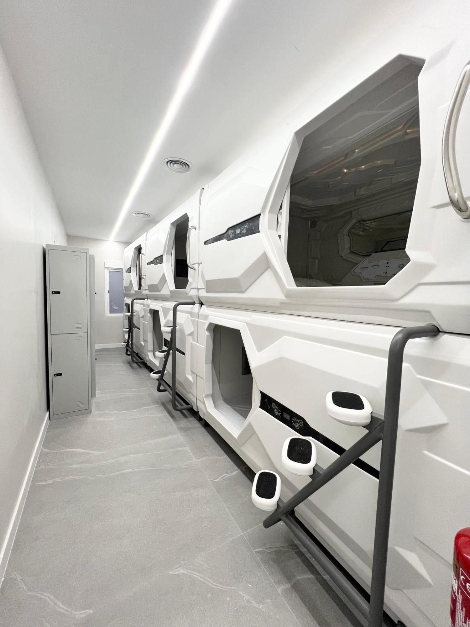 Hostel Space Capsule มาดริด ภายนอก รูปภาพ