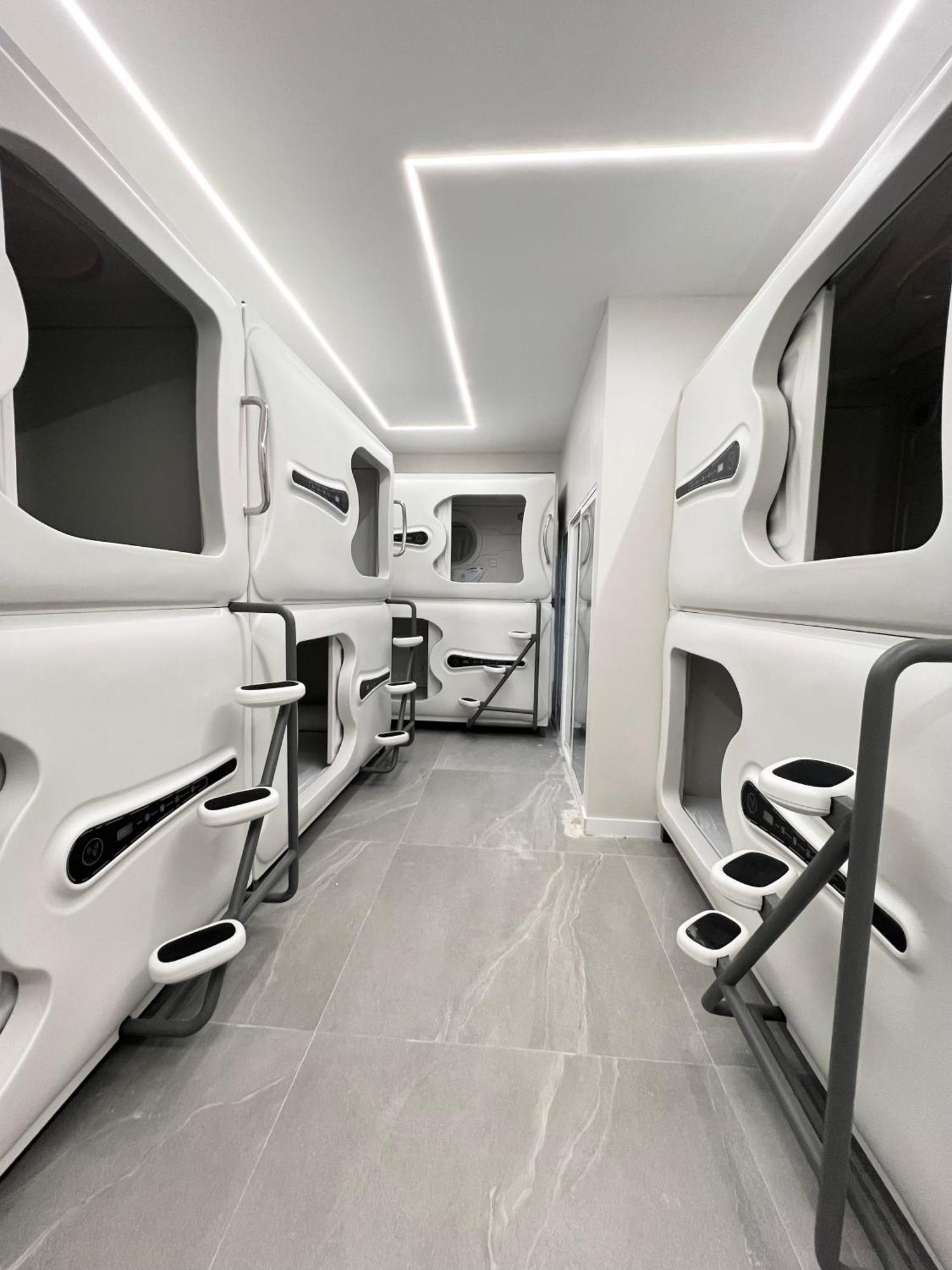 Hostel Space Capsule มาดริด ภายนอก รูปภาพ