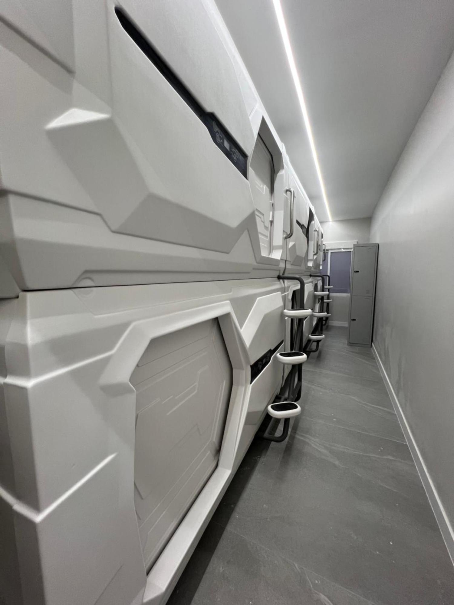 Hostel Space Capsule มาดริด ภายนอก รูปภาพ
