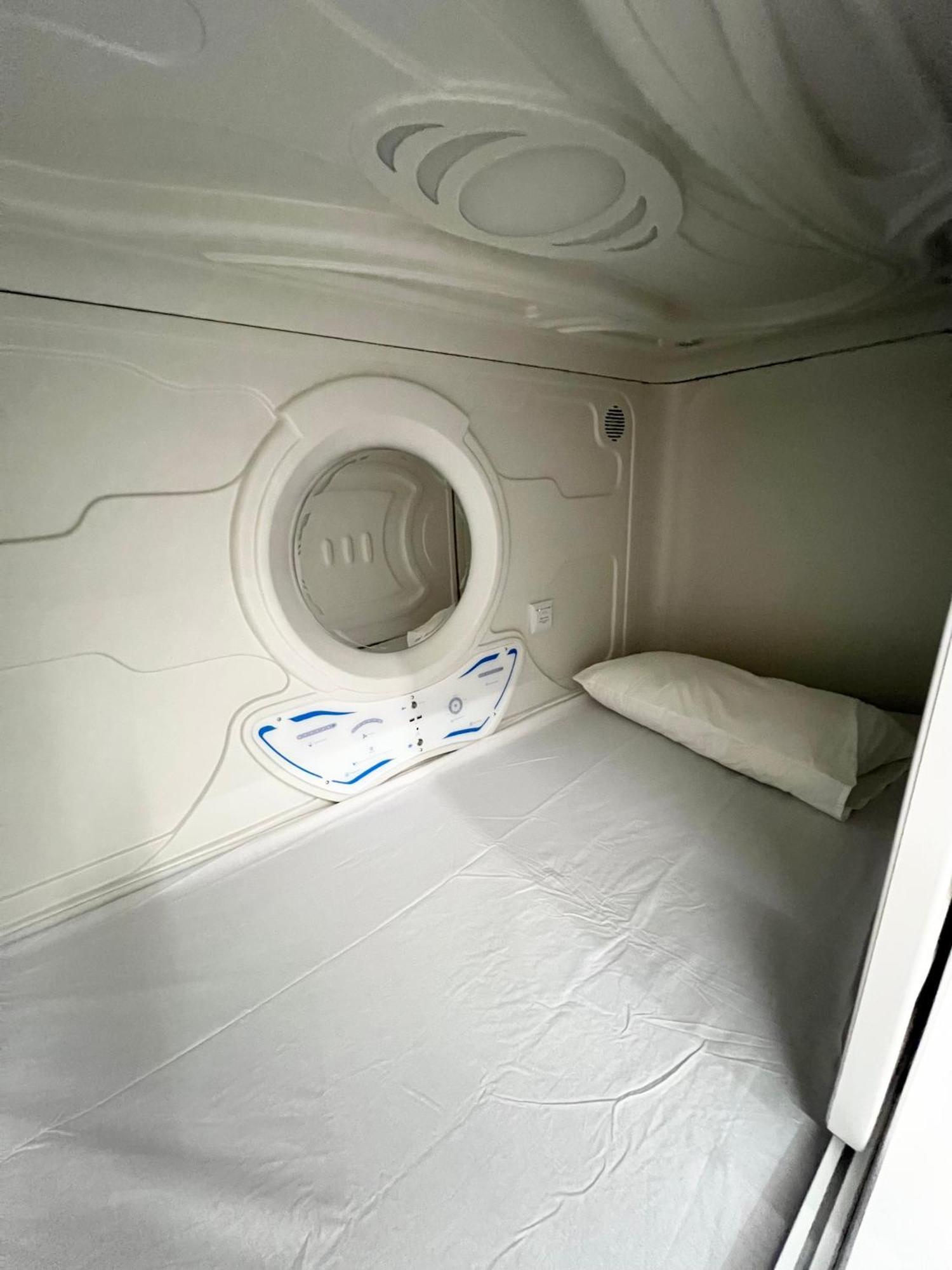 Hostel Space Capsule มาดริด ภายนอก รูปภาพ
