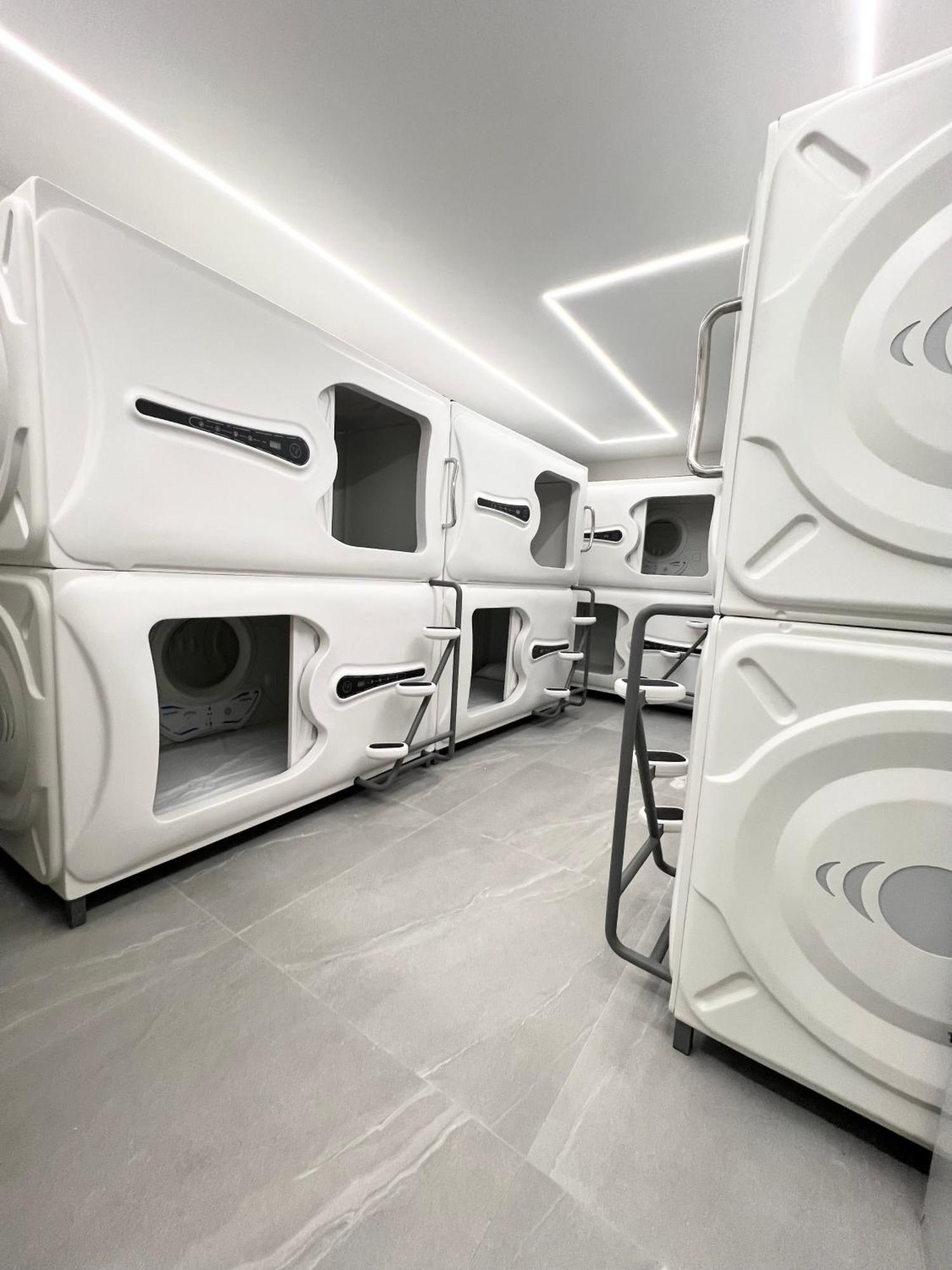 Hostel Space Capsule มาดริด ภายนอก รูปภาพ