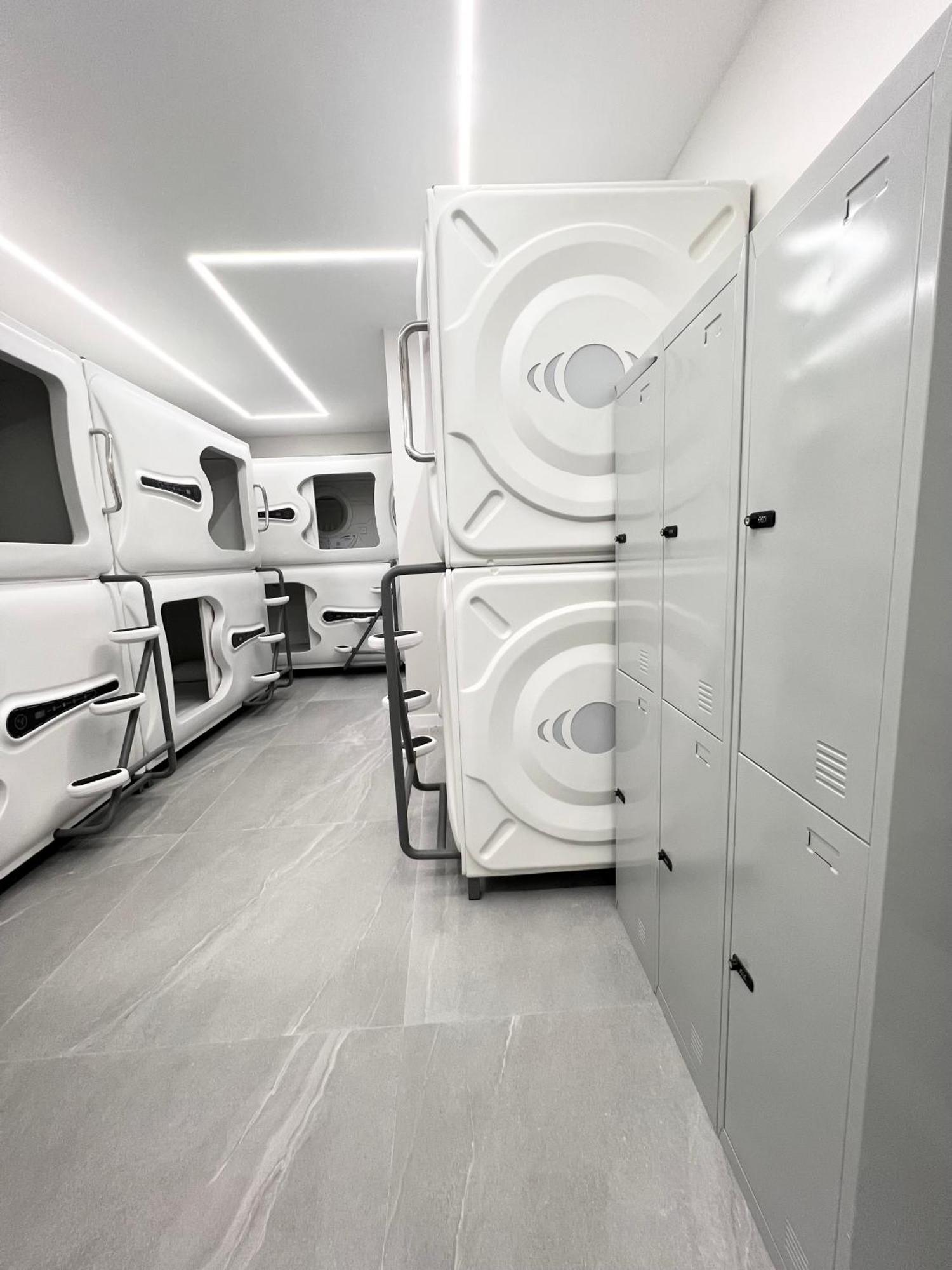 Hostel Space Capsule มาดริด ภายนอก รูปภาพ