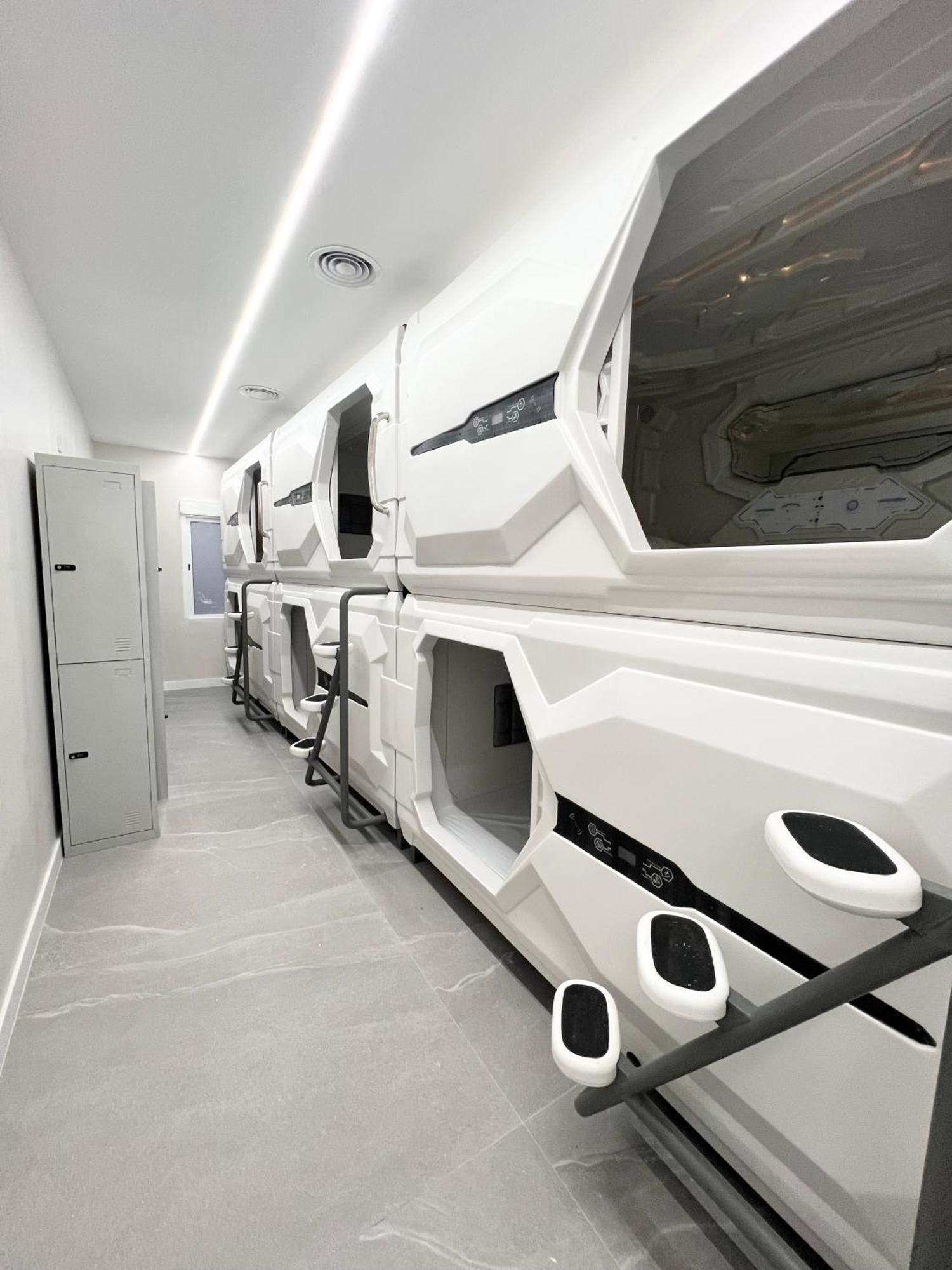 Hostel Space Capsule มาดริด ภายนอก รูปภาพ