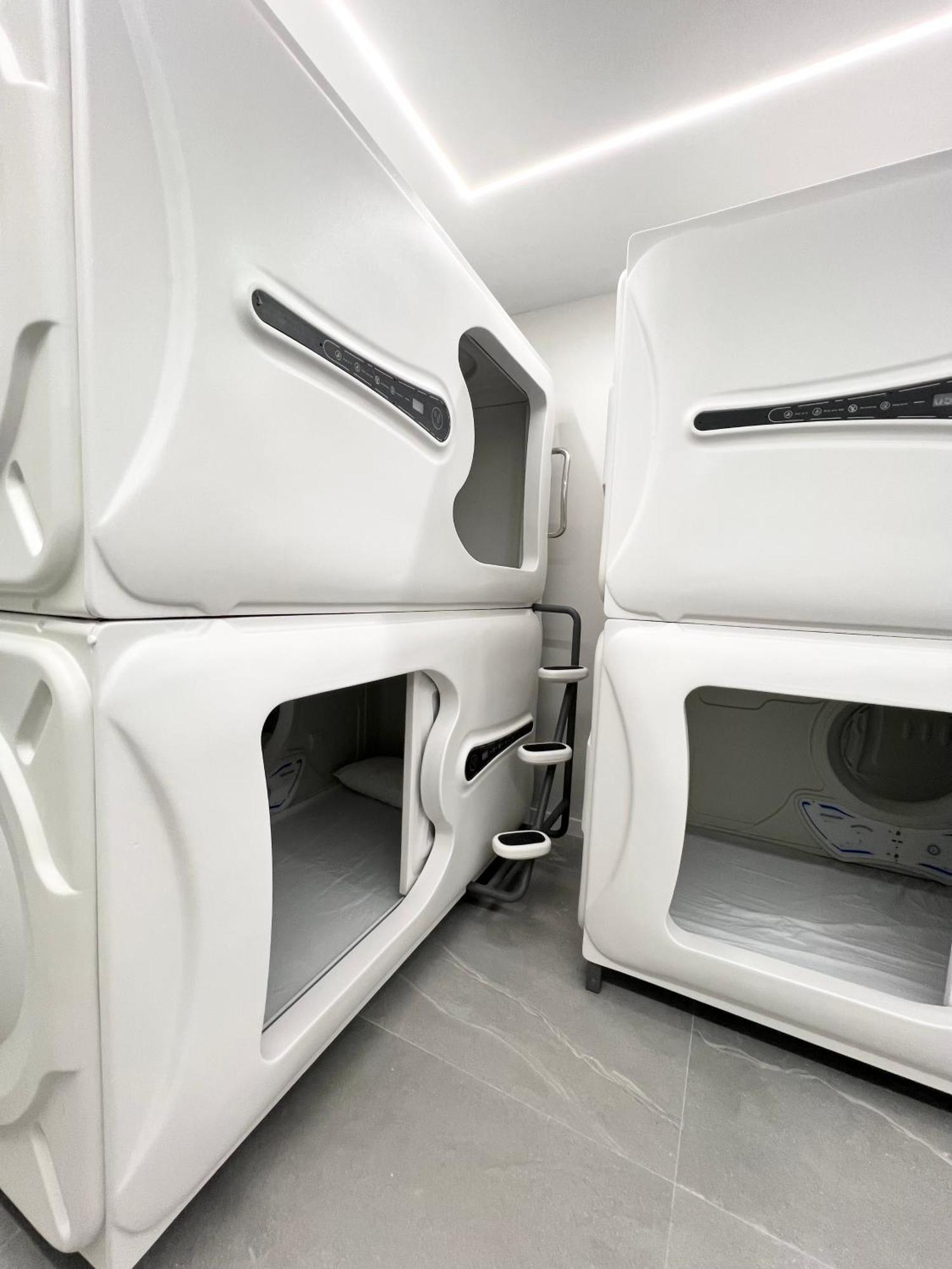 Hostel Space Capsule มาดริด ภายนอก รูปภาพ