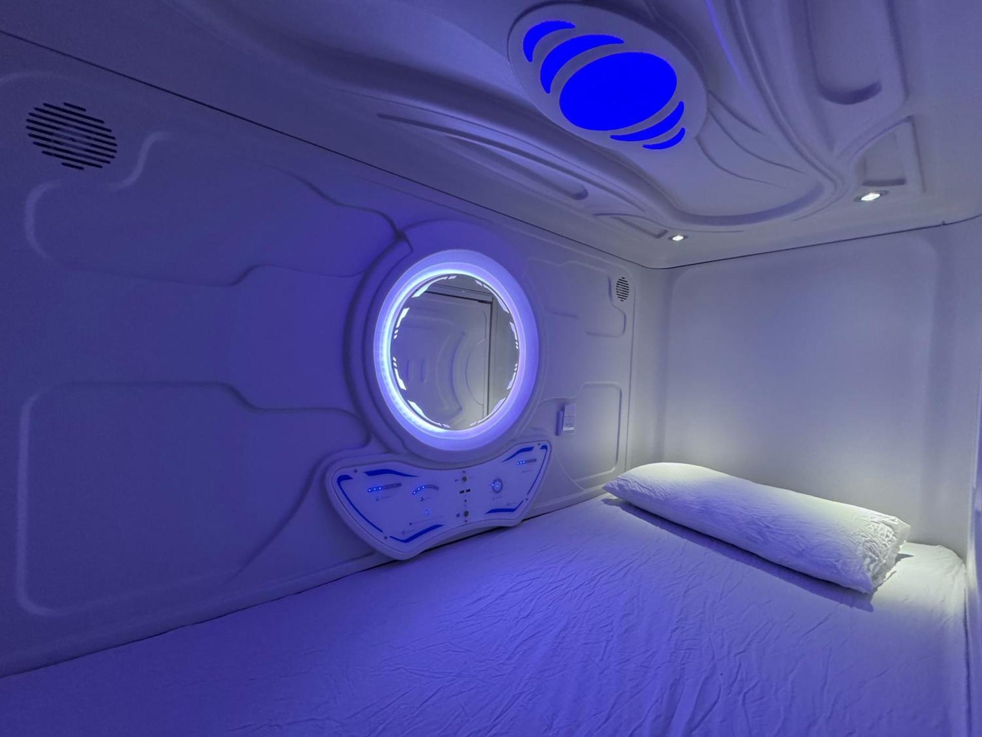 Hostel Space Capsule มาดริด ภายนอก รูปภาพ