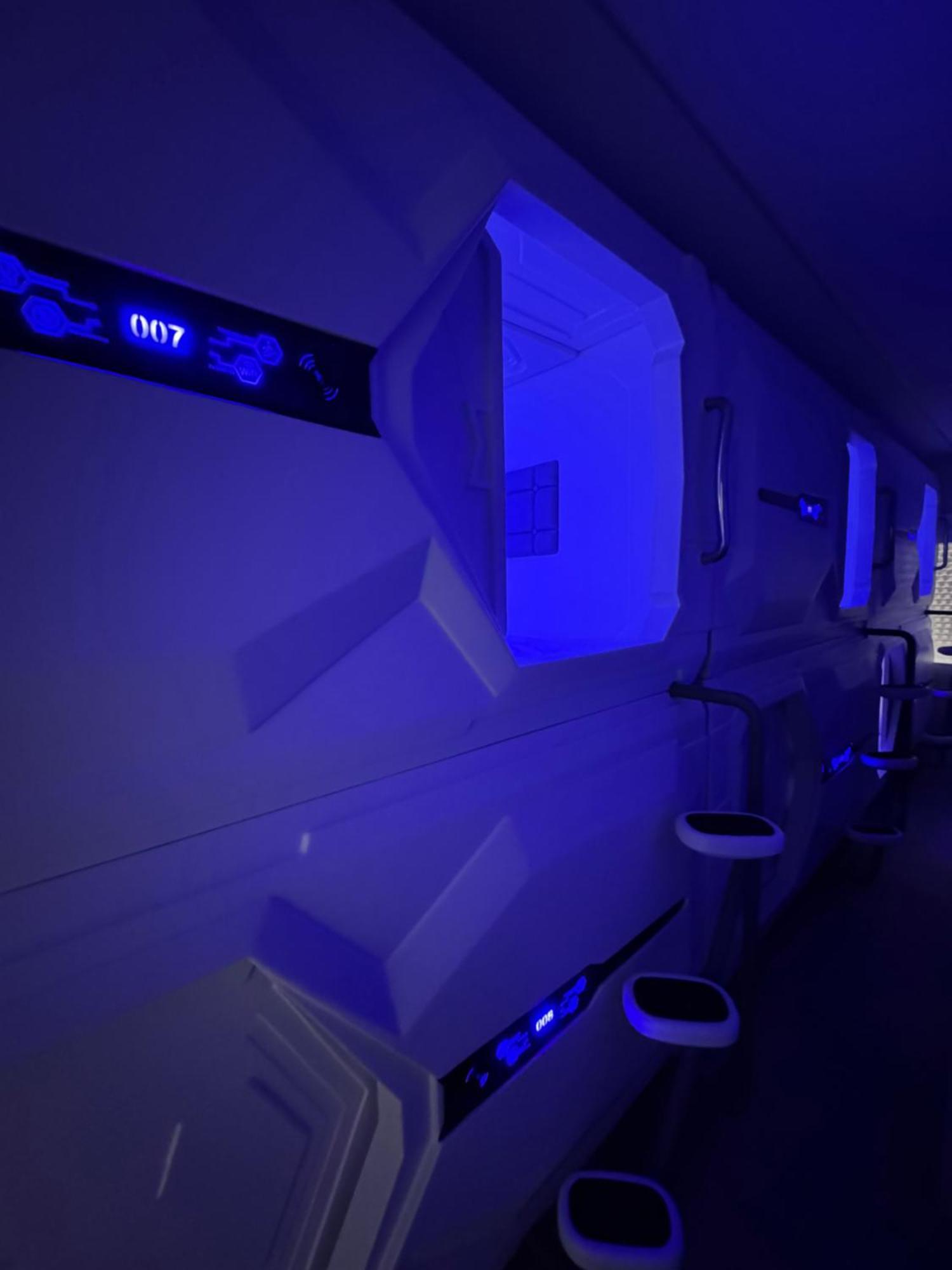 Hostel Space Capsule มาดริด ภายนอก รูปภาพ