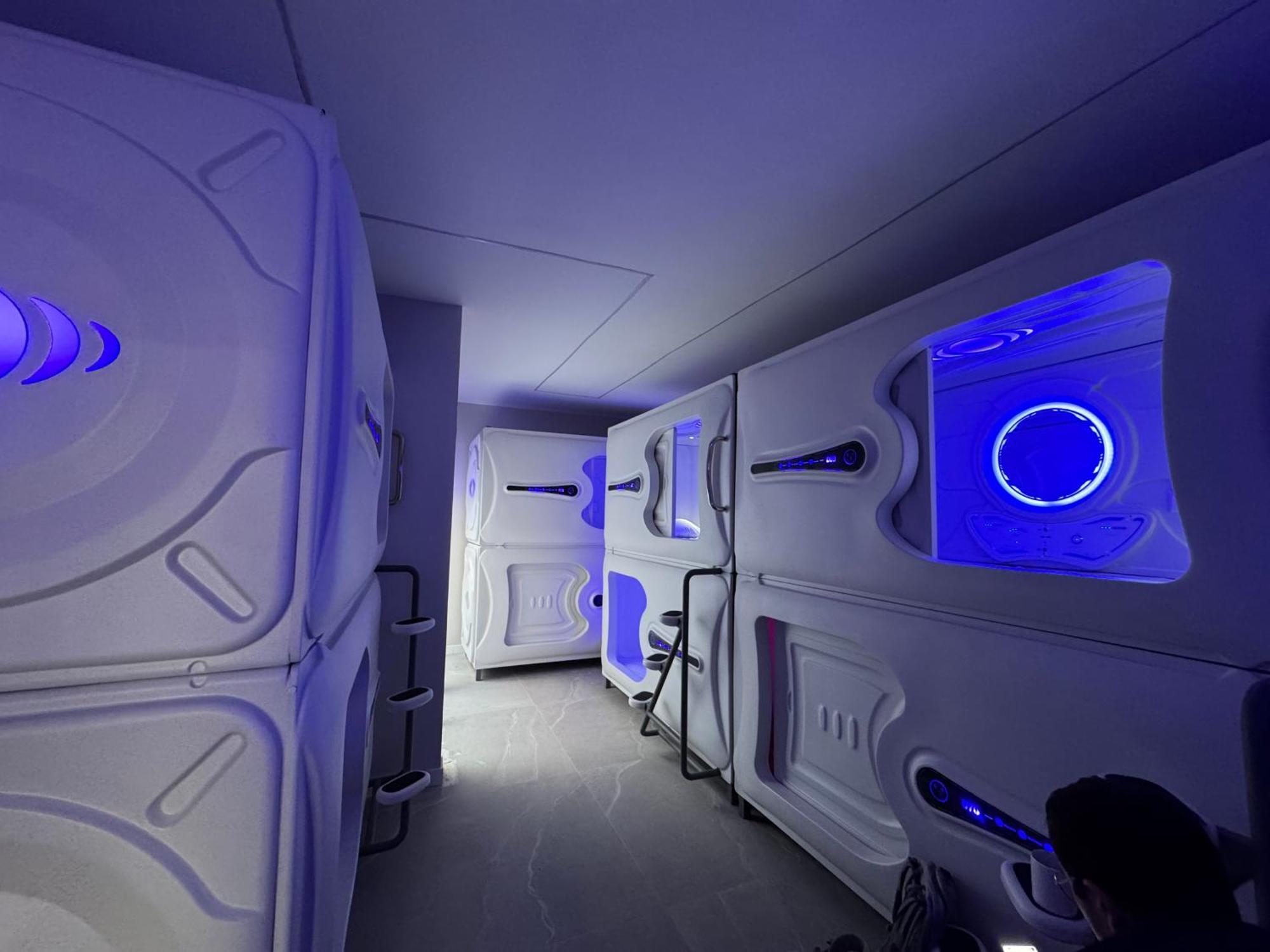 Hostel Space Capsule มาดริด ภายนอก รูปภาพ