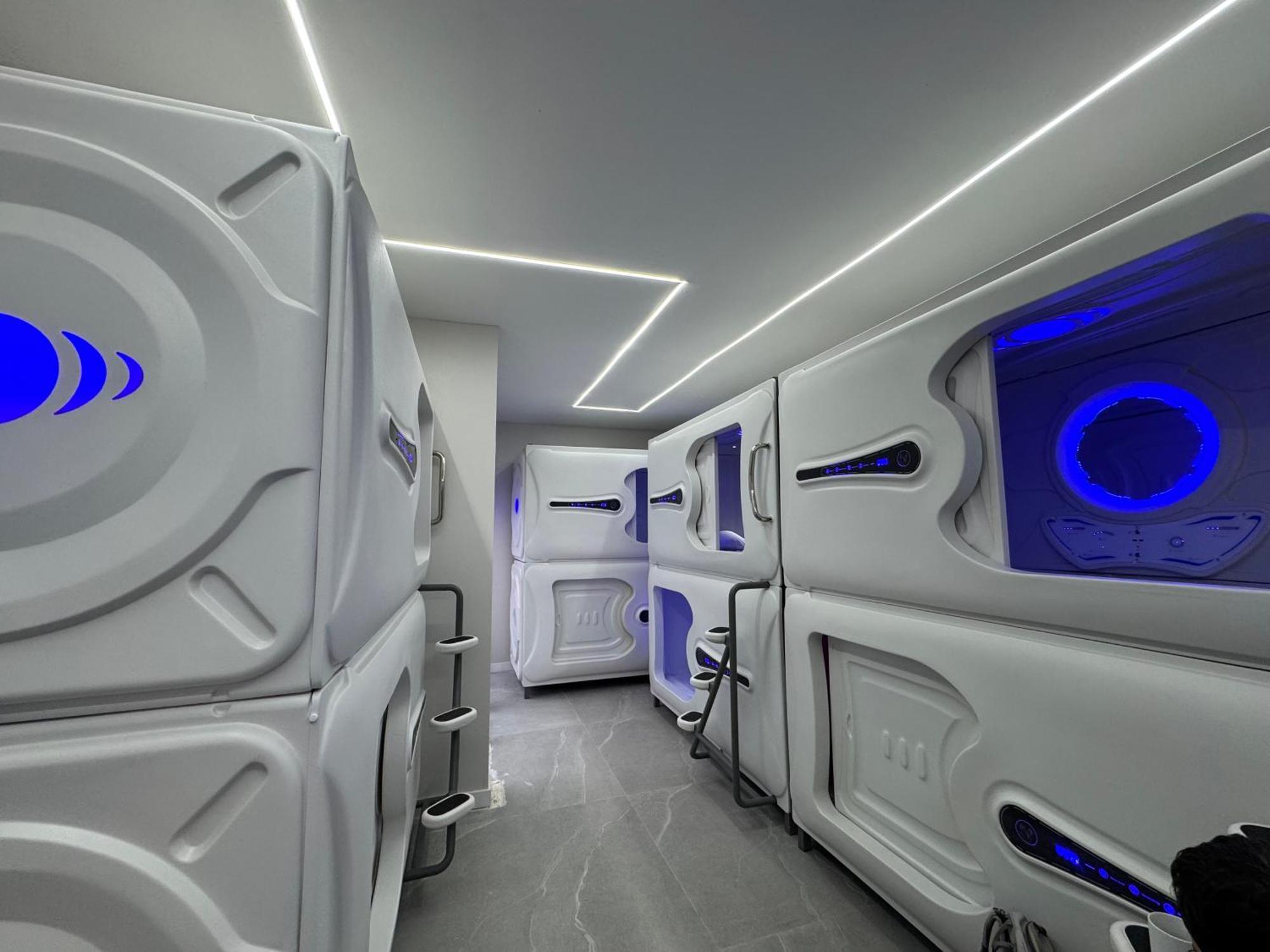 Hostel Space Capsule มาดริด ภายนอก รูปภาพ